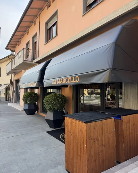 L'ingresso della macelleria con la tenda nera e la scritta «Da Marcello»