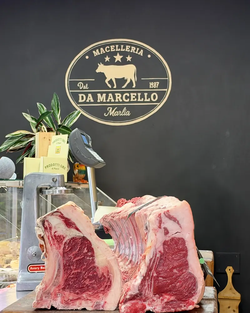 Due costate sul ceppo davanti al logo «Macelleria Da Marcello, dal 1987, Marlia»